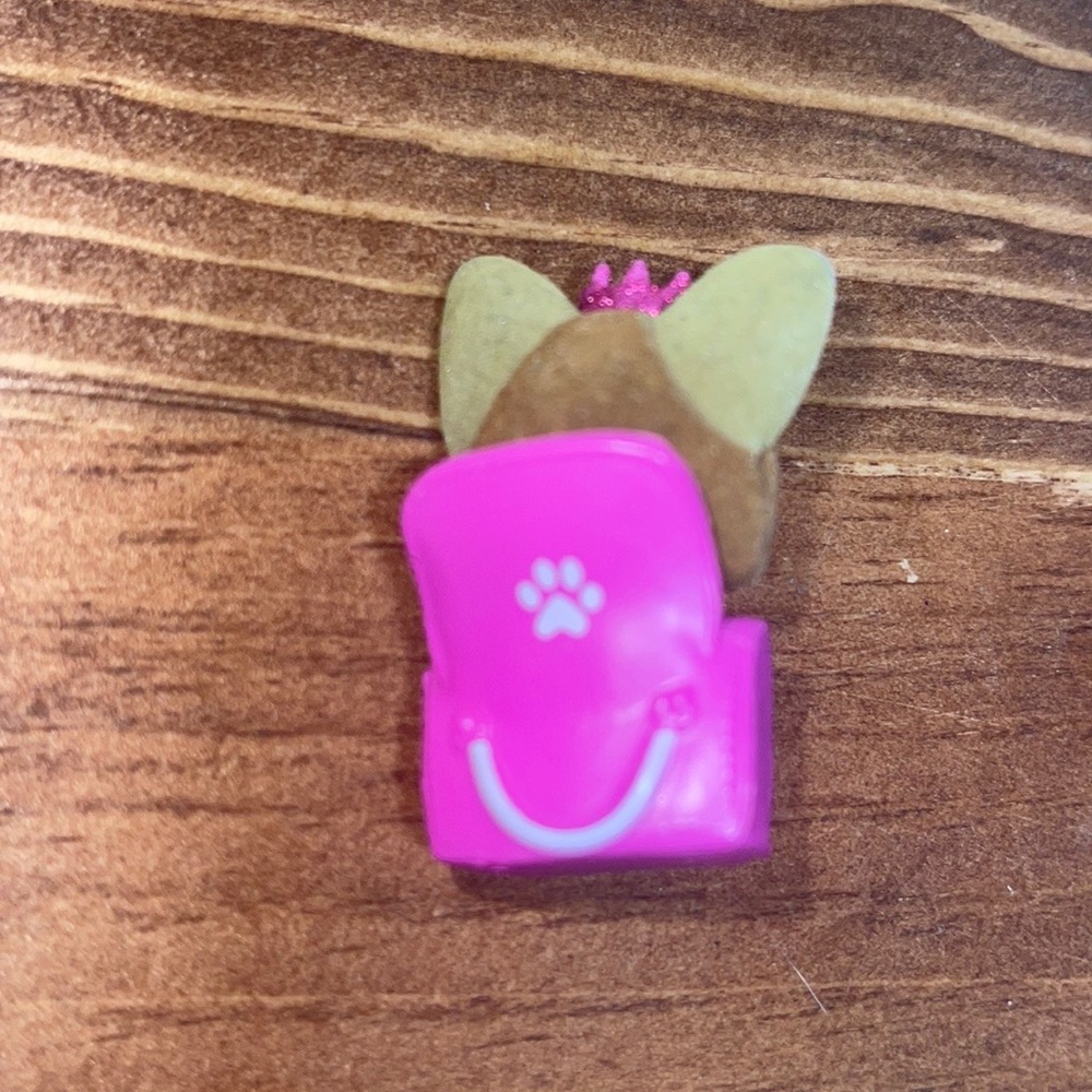 2016-SERIES 1 BARBIE PET BLIND BAG YORKIE: INSIDE A PURSE WEARING A CROWN!! - Picture 2 of 3